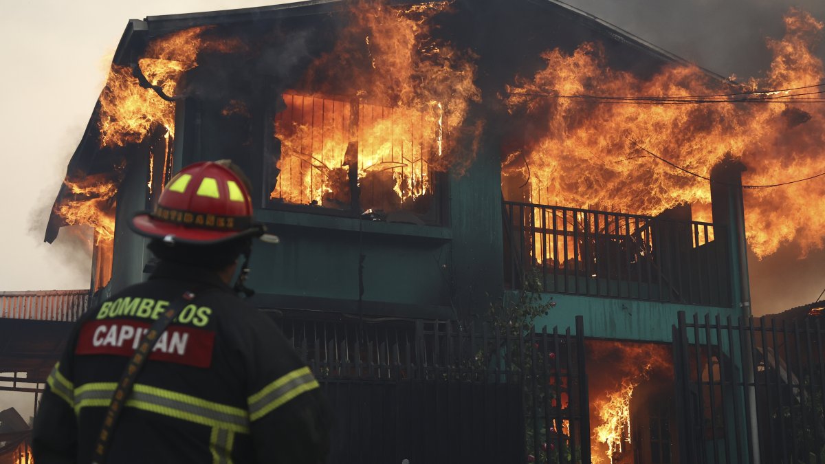 Declaran emergencia en Chile por incendios forestales que dejan al menos 15 muertos 