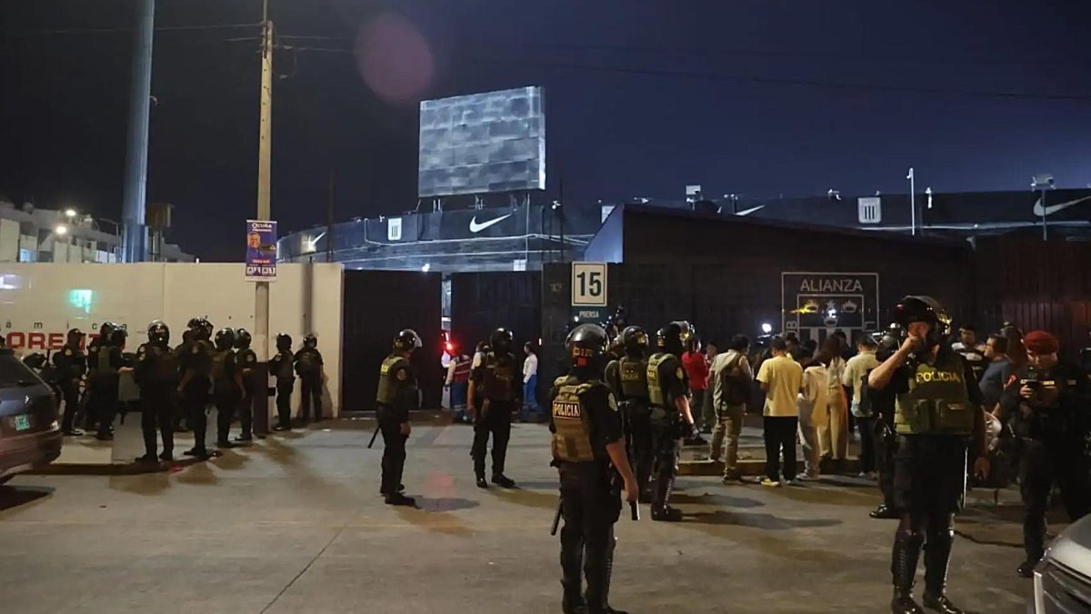 Reportan unos 60 heridos tras el desplome de una pared en un estadio en Peru